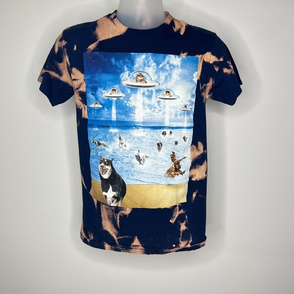 Cat and Dog alien invasion men's acid wash navy blue t-shirt -